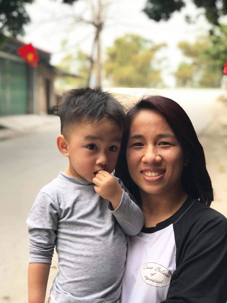 Quen qua mạng, mẹ đơn thân câm điếc được trai tân ngỏ lời yêu, con trai ủng hộ mẹ có hạnh phúc mới - Ảnh 1. Quen qua mạng, mẹ đơn thân câm điếc được trai tân ngỏ lời yêu, con trai ủng hộ mẹ có hạnh phúc mới - Ảnh 1.