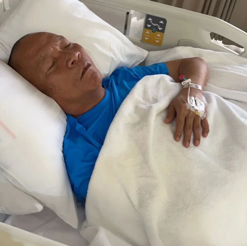 Hi hữu: Diễn viên hài gạo cội vui chơi Songkran nhưng không may trượt chân ngã, gãy 3 xương sườn - Ảnh 3.