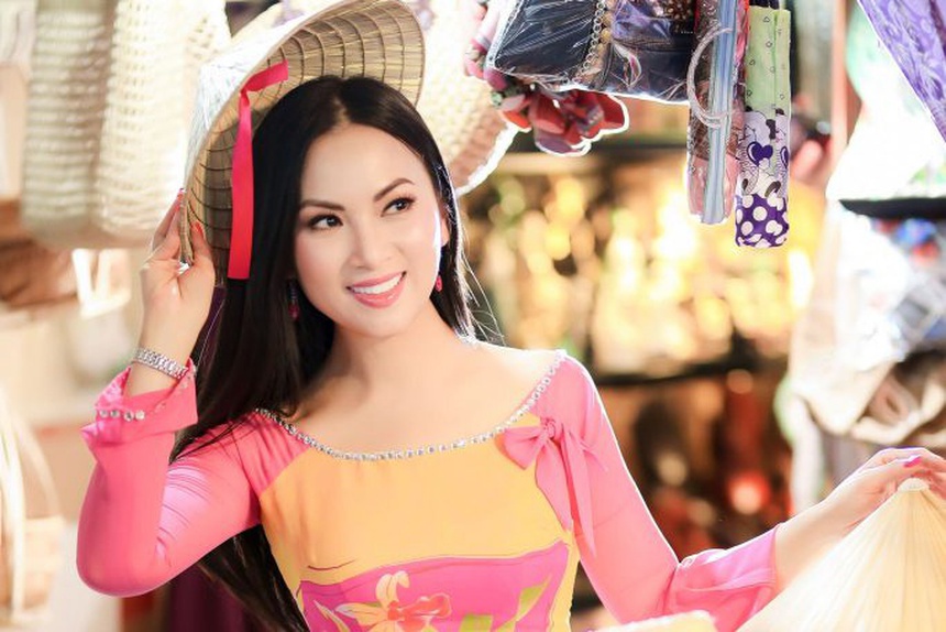 Ca sĩ tỷ phú Hà Phương: Từng bị bác sĩ trả về, gia đình phải bán tivi để chữa bệnh - Ảnh 4.