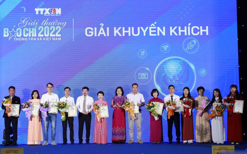 Minh Thu, Tùng Dương mang "hit" triệu view hát mừng Giải báo chí Thông Tấn Xã Việt Nam 2022 - Ảnh 6.