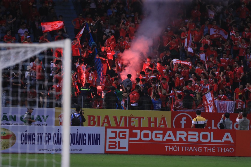 CĐV Hải Phòng đốt pháo sáng và xúc phạm trọng tài, CLB Hà Nội cũng bị phạt - Ảnh 2. CĐV Hải Phòng đốt pháo sáng và xúc phạm trọng tài, CLB Hà Nội cũng bị phạt - Ảnh 2.