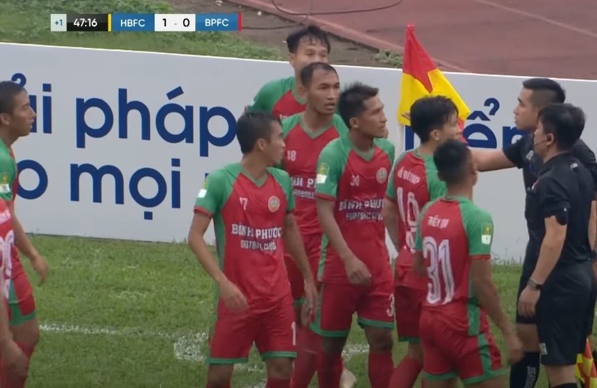 Biến căng: Trọng tài Việt Nam bị cầu thủ và ban huấn luyện quây, đòi ‘xử’ trên sân sau khi từ chối bàn thắng - Ảnh 3.