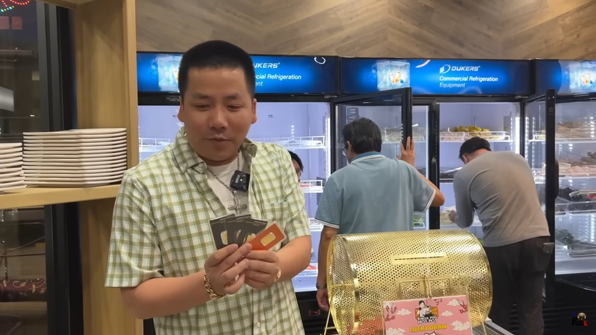 Khoa Pug bị chỉ trích vì thái độ bán hàng “ta đây”: Thích thì bán, không thích thì nghỉ vì nhiều tiền! - Ảnh 2. Khoa Pug bị chỉ trích vì thái độ bán hàng “ta đây”: Thích thì bán, không thích thì nghỉ vì nhiều tiền! - Ảnh 2.