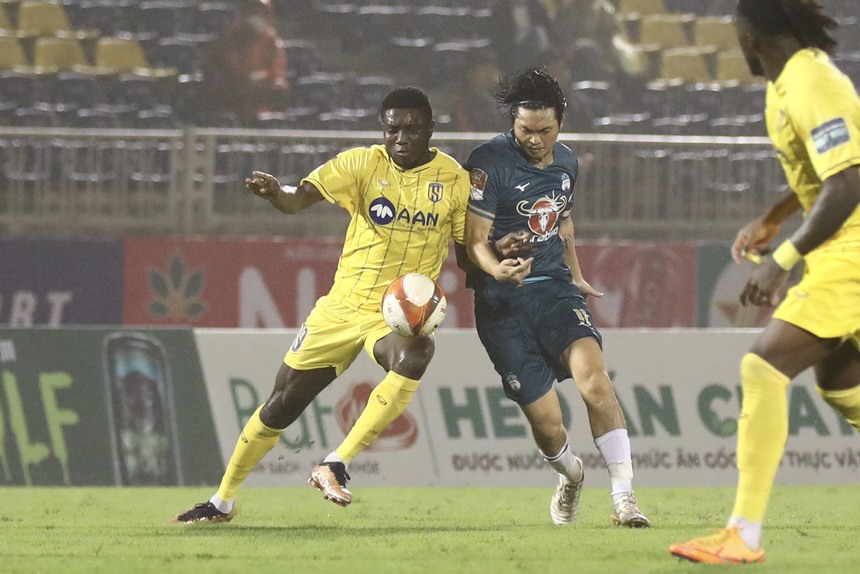 HAGL thảm bại, HLV Kiatisuk lý giải về quyết định gây khó hiểu ở V.League - Ảnh 2.