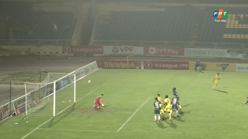 Thủ môn HAGL bắt bóng lỗi tặng bàn thắng cho SLNA - Ảnh 3.