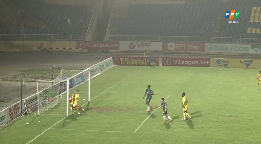 Thủ môn HAGL bắt bóng lỗi tặng bàn thắng cho SLNA - Ảnh 4.