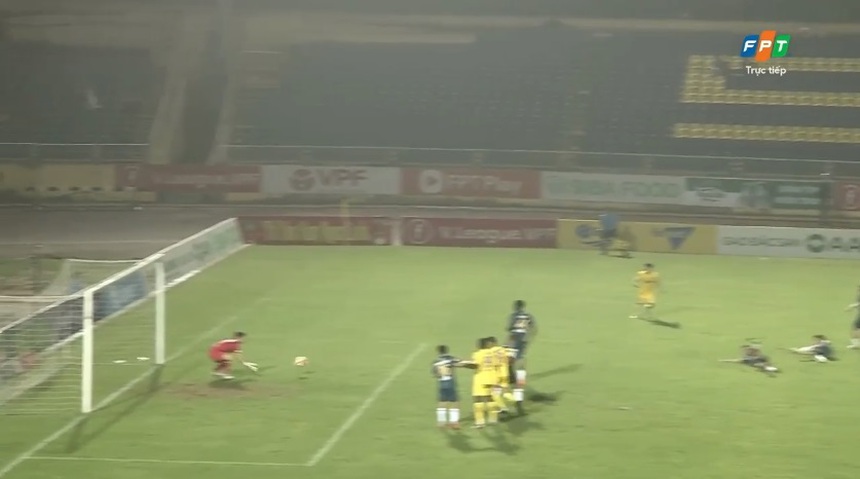 Thủ môn HAGL bắt bóng lỗi tặng bàn thắng cho SLNA - Ảnh 2.