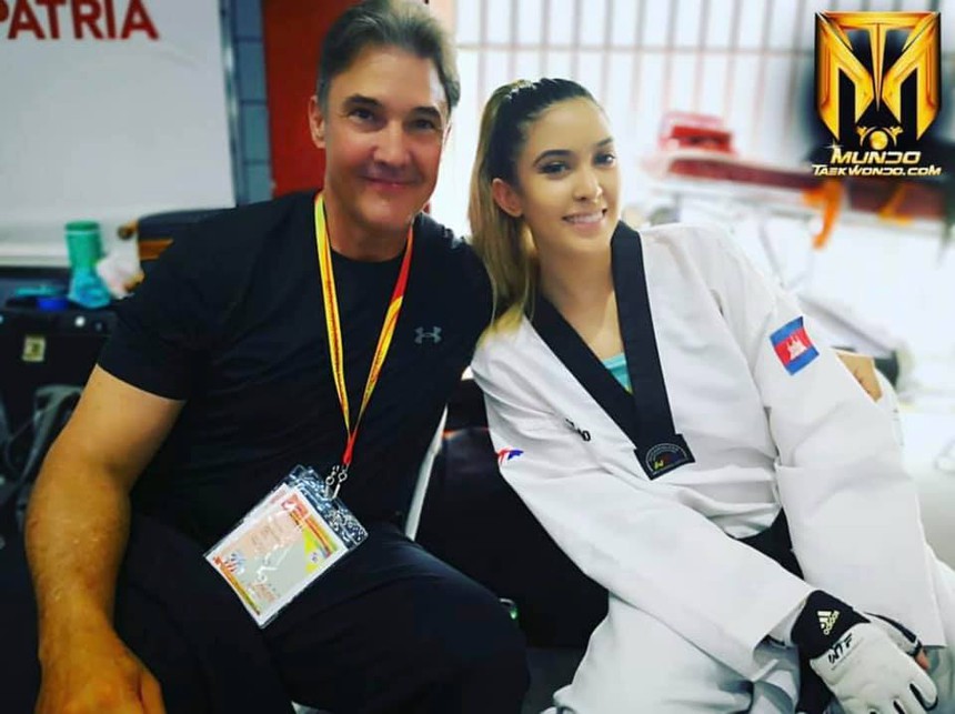 Casandre Nicole Tubbs cao 1,80m, mang hai dòng máu Campuchia - Mỹ. Cô có cha mang hai dòng máu Campuchia - Mỹ và mẹ là người Campuchia. Cô sinh ra ở bang Texas nhưng đã chuyển về Campuchia sinh sống từ năm 2017. Casandre Nicole Tubbs cao 1,80m, mang hai dòng máu Campuchia - Mỹ. Cô có cha mang hai dòng máu Campuchia - Mỹ và mẹ là người Campuchia. Cô sinh ra ở bang Texas nhưng đã chuyển về Campuchia sinh sống từ năm 2017.