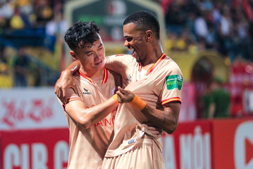 CĐV Nam Định bất ngờ ngất trên khán đài, được đưa đi cấp cứu ngay trước trận gặp Công An Hà Nội - Ảnh 8. CĐV Nam Định bất ngờ ngất trên khán đài, được đưa đi cấp cứu ngay trước trận gặp Công An Hà Nội - Ảnh 8.