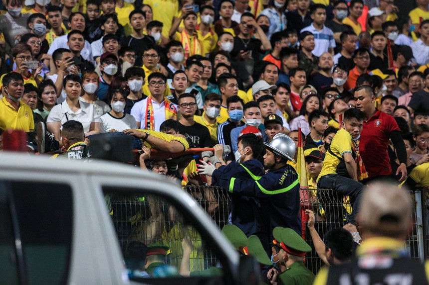 CĐV Nam Định bất ngờ ngất trên khán đài, được đưa đi cấp cứu ngay trước trận gặp Công An Hà Nội - Ảnh 1. CĐV Nam Định bất ngờ ngất trên khán đài, được đưa đi cấp cứu ngay trước trận gặp Công An Hà Nội - Ảnh 1.