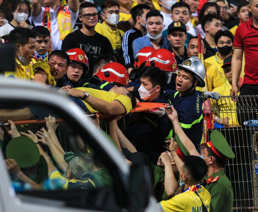 CĐV Nam Định bất ngờ ngất trên khán đài, được đưa đi cấp cứu ngay trước trận gặp Công An Hà Nội - Ảnh 3. CĐV Nam Định bất ngờ ngất trên khán đài, được đưa đi cấp cứu ngay trước trận gặp Công An Hà Nội - Ảnh 3.