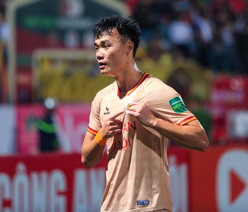 CĐV Nam Định bất ngờ ngất trên khán đài, được đưa đi cấp cứu ngay trước trận gặp Công An Hà Nội - Ảnh 7. CĐV Nam Định bất ngờ ngất trên khán đài, được đưa đi cấp cứu ngay trước trận gặp Công An Hà Nội - Ảnh 7.