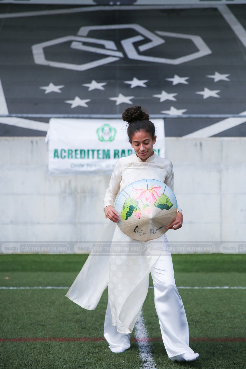 Huỳnh Như tặng quà cho đồng đội, giúp áo dài Việt Nam bay trong gió tại trời Âu - Ảnh 10. Huỳnh Như tặng quà cho đồng đội, giúp áo dài Việt Nam bay trong gió tại trời Âu - Ảnh 10.