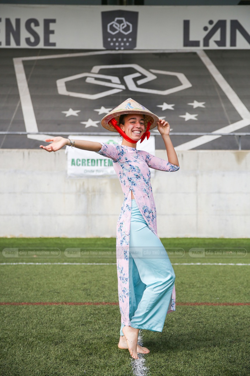 Huỳnh Như tặng quà cho đồng đội, giúp áo dài Việt Nam bay trong gió tại trời Âu - Ảnh 9. Huỳnh Như tặng quà cho đồng đội, giúp áo dài Việt Nam bay trong gió tại trời Âu - Ảnh 9.