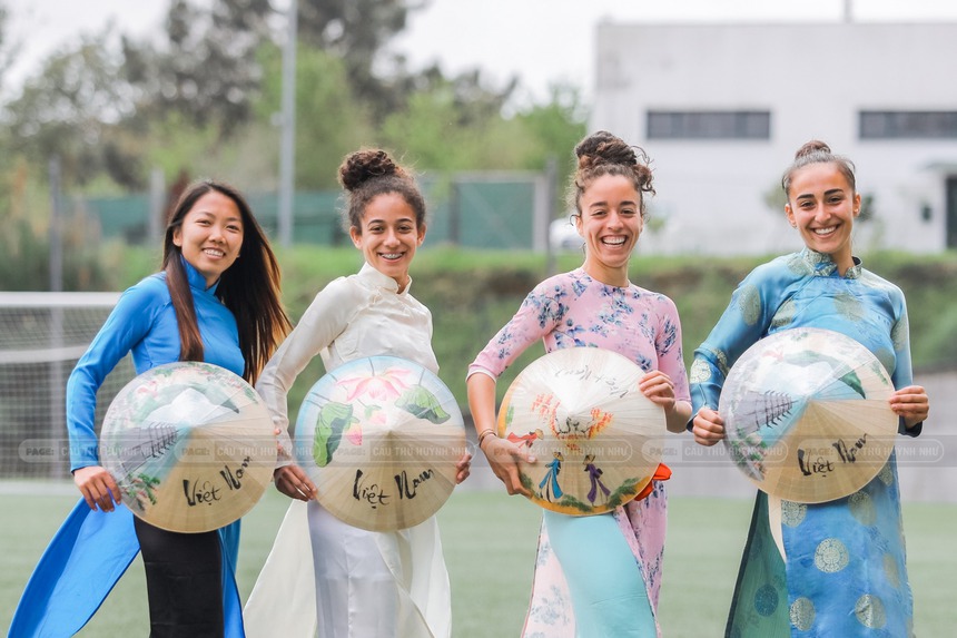 Huỳnh Như tặng quà cho đồng đội, giúp áo dài Việt Nam bay trong gió tại trời Âu - Ảnh 4. Huỳnh Như tặng quà cho đồng đội, giúp áo dài Việt Nam bay trong gió tại trời Âu - Ảnh 4.