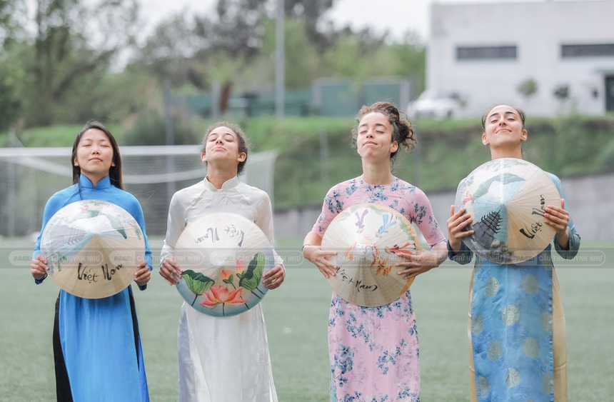 Huỳnh Như xinh như hoa hậu khi diện áo dài và nón lá Việt Nam với dàn sao của Lank, tái hiện màn ăn mừng của Ronaldo - Ảnh 3.