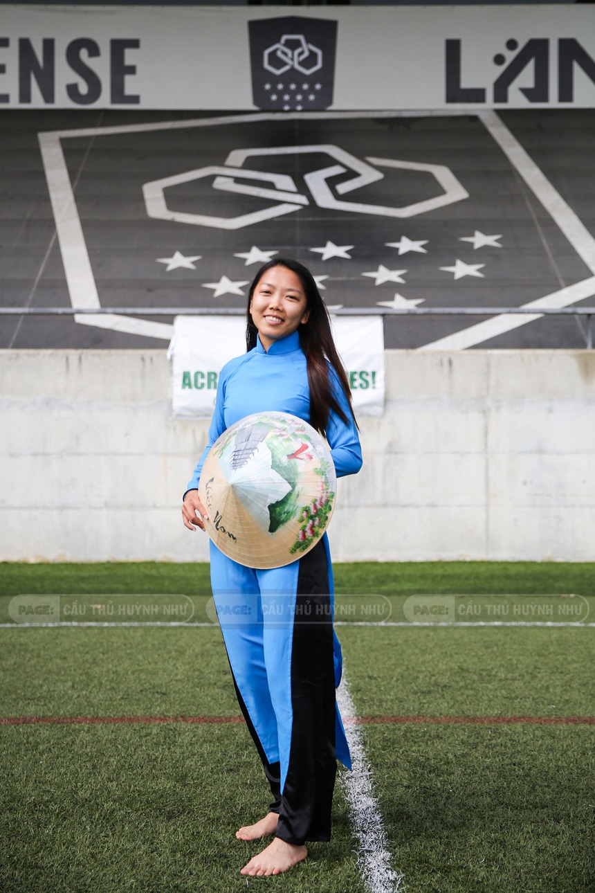 Huỳnh Như tặng quà cho đồng đội, giúp áo dài Việt Nam bay trong gió tại trời Âu - Ảnh 8. Huỳnh Như tặng quà cho đồng đội, giúp áo dài Việt Nam bay trong gió tại trời Âu - Ảnh 8.