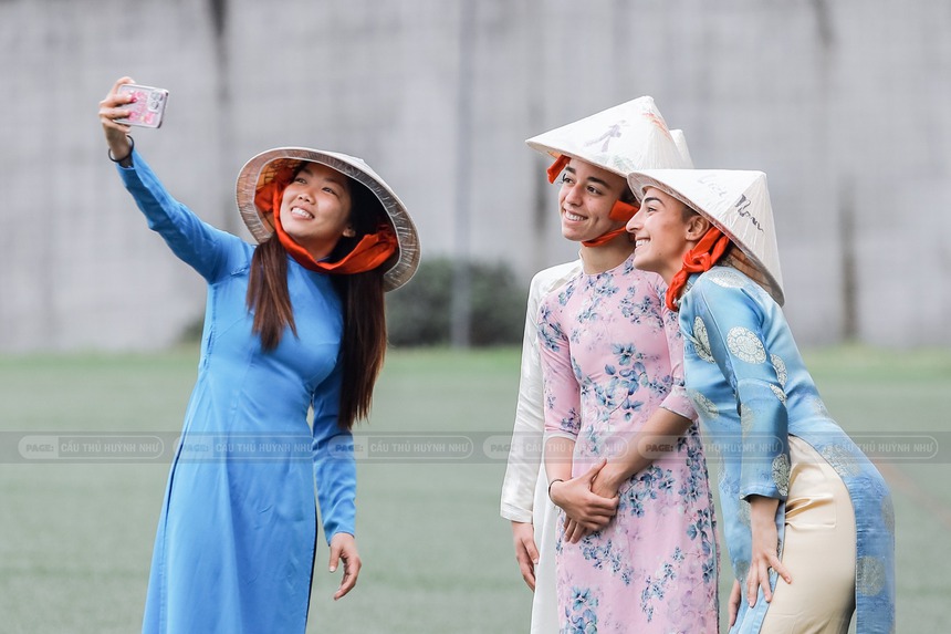 Huỳnh Như tặng quà cho đồng đội, giúp áo dài Việt Nam bay trong gió tại trời Âu - Ảnh 6. Huỳnh Như tặng quà cho đồng đội, giúp áo dài Việt Nam bay trong gió tại trời Âu - Ảnh 6.