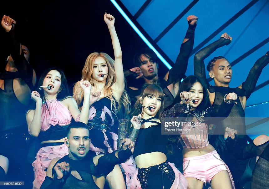 BLACKPINK bị dìm thê thảm qua “ống kính tử thần” tại Coachella 2023, liệu clip cam thường có vớt vát lại được? - Ảnh 6. BLACKPINK bị dìm thê thảm qua “ống kính tử thần” tại Coachella 2023, liệu clip cam thường có vớt vát lại được? - Ảnh 6.