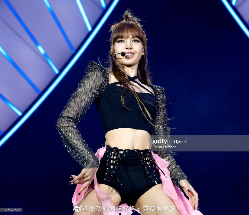 BLACKPINK bị dìm thê thảm qua “ống kính tử thần” tại Coachella 2023, liệu clip cam thường có vớt vát lại được? - Ảnh 2. BLACKPINK bị dìm thê thảm qua “ống kính tử thần” tại Coachella 2023, liệu clip cam thường có vớt vát lại được? - Ảnh 2.