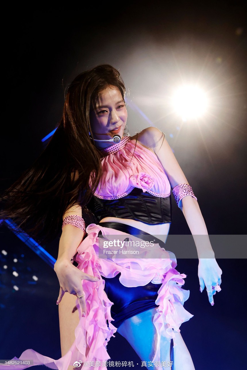 BLACKPINK bị dìm thê thảm qua “ống kính tử thần” tại Coachella 2023, liệu clip cam thường có vớt vát lại được? - Ảnh 3. BLACKPINK bị dìm thê thảm qua “ống kính tử thần” tại Coachella 2023, liệu clip cam thường có vớt vát lại được? - Ảnh 3.