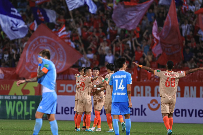 'Nguyên Mạnh chấn thương dai dẳng từ ĐTVN, trận V.League nào cũng uống thuốc giảm đau để ra sân' - Ảnh 2.
