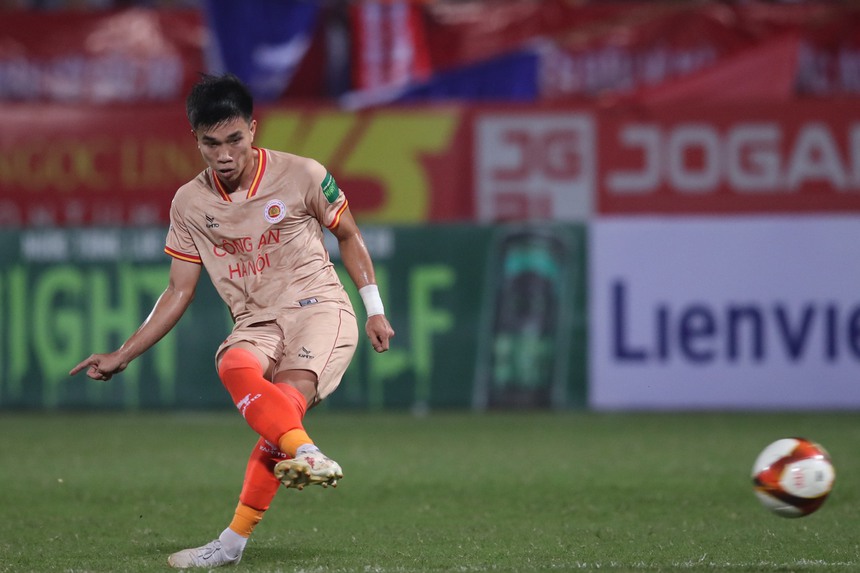 'Nguyên Mạnh chấn thương dai dẳng từ ĐTVN, trận V.League nào cũng uống thuốc giảm đau để ra sân' - Ảnh 3.