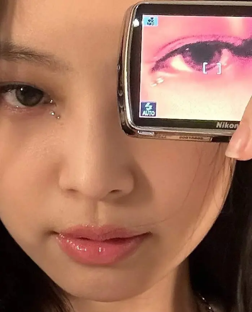 Chiếc máy ảnh mini giá không quá 2 triệu khiến sao Hàn mê mệt: kích thước nhỏ gọn trong lòng bàn tay, cho ra màu ảnh cực 'nghệ' - Ảnh 1.