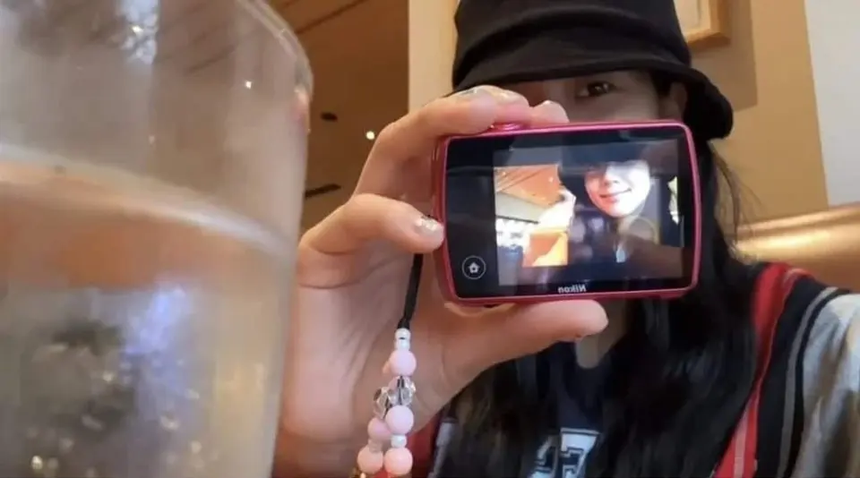 Chiếc máy ảnh mini giá không quá 2 triệu khiến sao Hàn mê mệt: kích thước nhỏ gọn trong lòng bàn tay, cho ra màu ảnh cực 'nghệ' - Ảnh 2.