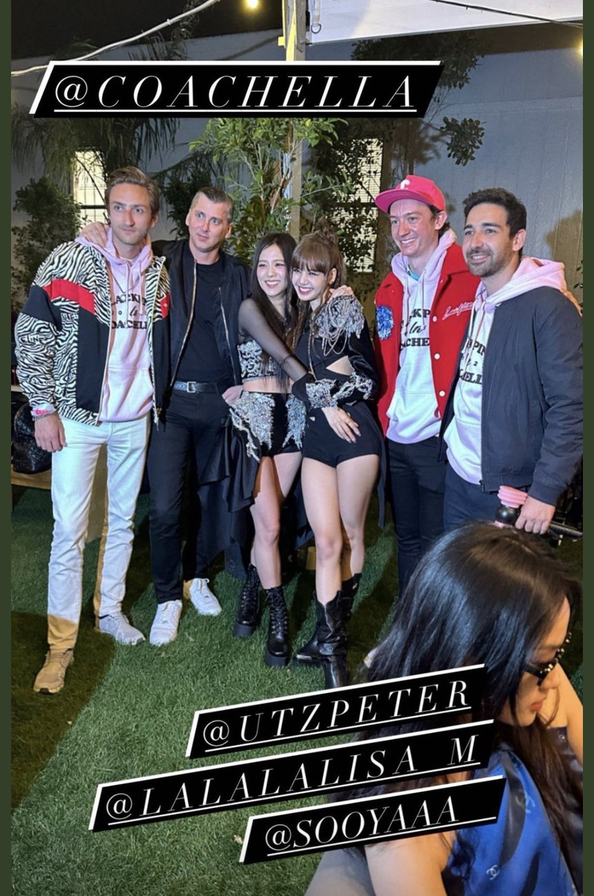 Khung hình quyền lực ở hậu trường Coachella: Jisoo - Lisa cười tươi rói bên CEO thương hiệu đình đám và quý tử nhà tỷ phú giàu nhất thế giới - Ảnh 2.