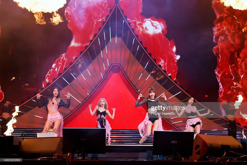 Tranh cãi nóng hổi Coachella 2023: Jungkook (BTS) đến dự cổ vũ đúng thời điểm BLACKPINK diễn, fan khẩu chiến dữ dội truy tìm thực hư - Ảnh 2. Tranh cãi nóng hổi Coachella 2023: Jungkook (BTS) đến dự cổ vũ đúng thời điểm BLACKPINK diễn, fan khẩu chiến dữ dội truy tìm thực hư - Ảnh 2.