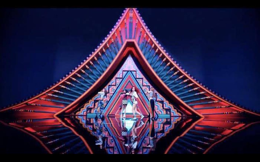 Hé lộ sân khấu Coachella trước giờ G, BLACKPINK xuất hiện hoành tráng bằng trực thăng?  - Ảnh 4.