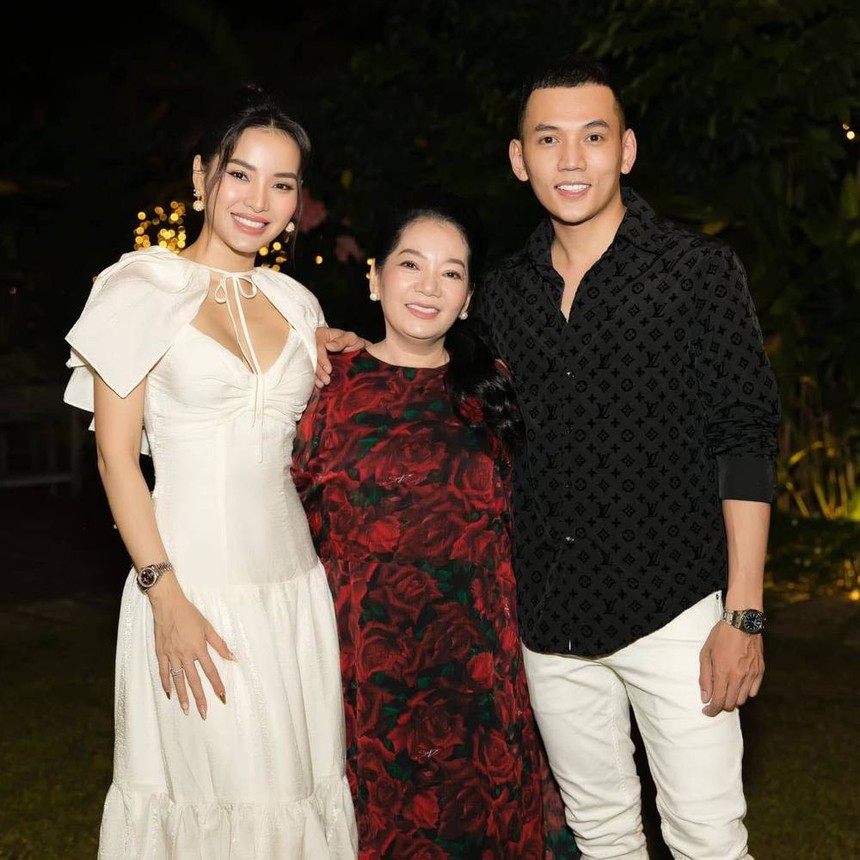 Phương Trinh Jolie: Được mẹ chồng thương yêu dù đã có con riêng và hơn chồng 3 tuổi - Ảnh 3. Phương Trinh Jolie: Được mẹ chồng thương yêu dù đã có con riêng và hơn chồng 3 tuổi - Ảnh 3.