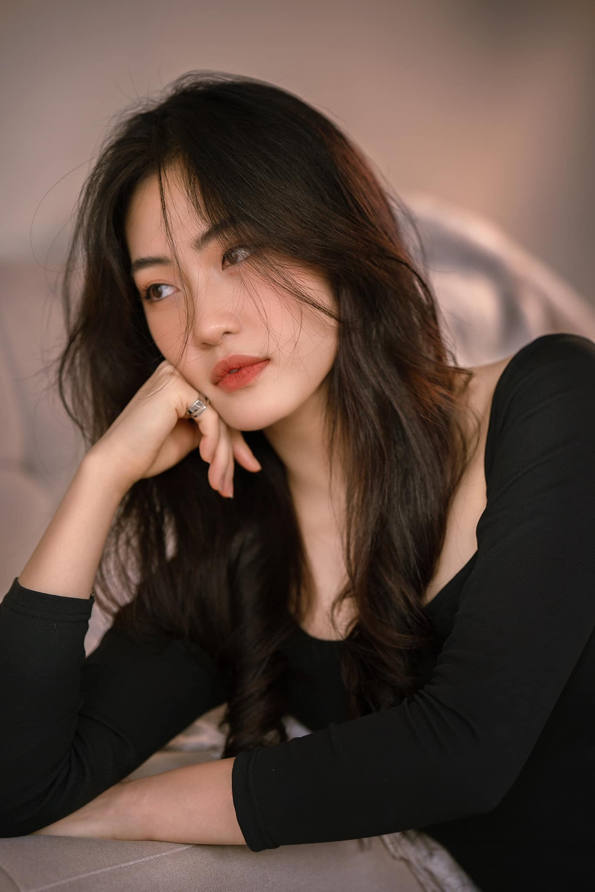 Vẻ quyến rũ của Trần Việt Hương trong khoảnh khắc suy tư Vẻ quyến rũ của Trần Việt Hương trong khoảnh khắc suy tư