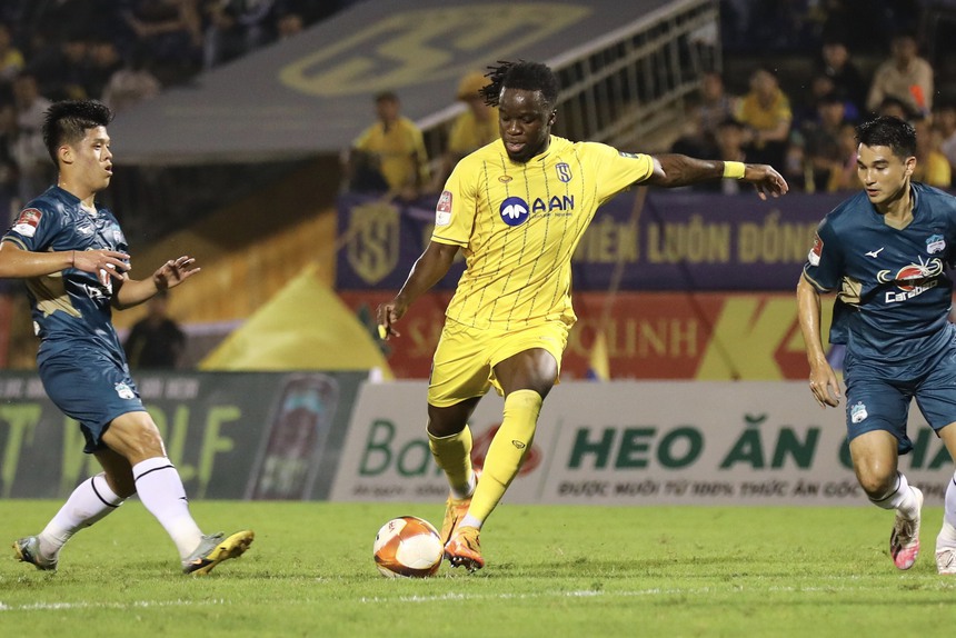 Đẩy HAGL vào thảm cảnh, Kiatisuk đang "chạy chỉ tiêu" với ai? - Ảnh 2.