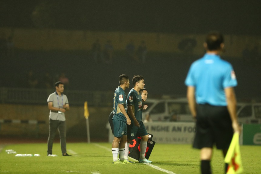 Đẩy HAGL vào thảm cảnh, Kiatisuk đang "chạy chỉ tiêu" với ai? - Ảnh 1.