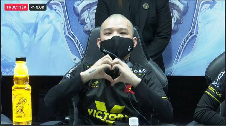 Vừa đạt MVP, nam tuyển thủ lập tức có hành động khiến hàng nghìn người xem trực tiếp 'ức chế' - Ảnh 5. Vừa đạt MVP, nam tuyển thủ lập tức có hành động khiến hàng nghìn người xem trực tiếp 'ức chế' - Ảnh 5.