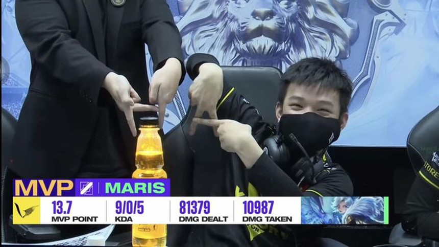 Vừa đạt MVP, nam tuyển thủ lập tức có hành động khiến hàng nghìn người xem trực tiếp 'ức chế' - Ảnh 4. Vừa đạt MVP, nam tuyển thủ lập tức có hành động khiến hàng nghìn người xem trực tiếp 'ức chế' - Ảnh 4.