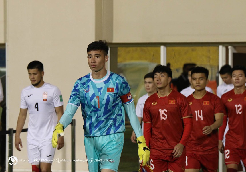 Màn chào sân đầy biến cố của thủ thành trẻ tuổi và 'món quà' dành cho HLV Troussier - Ảnh 2.