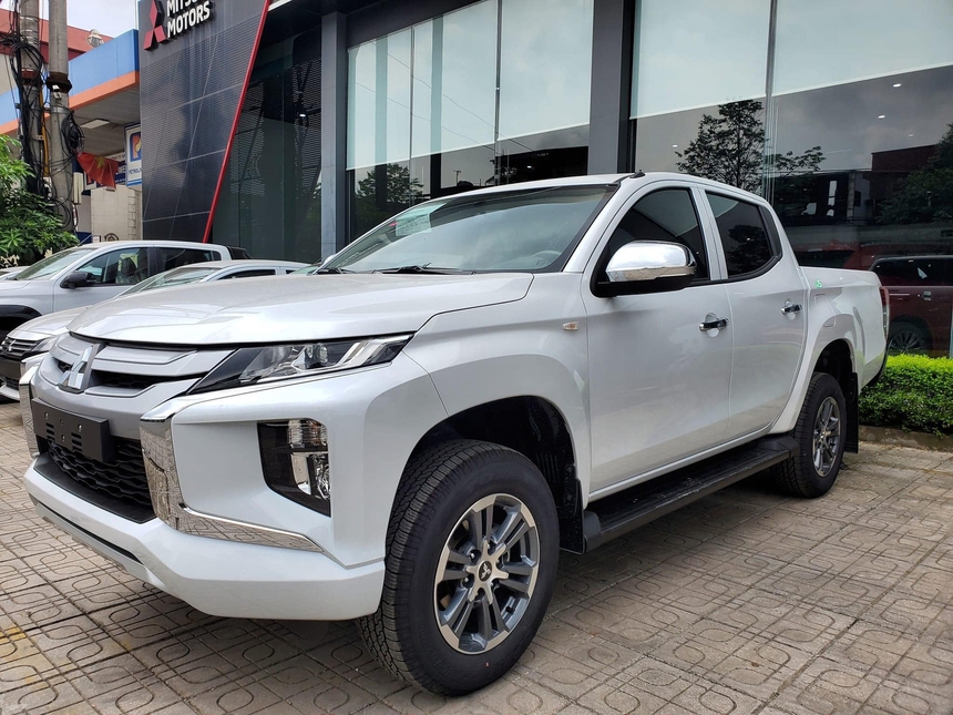 Chính sách hãng thôi chưa đủ, đại lý tiếp tục giảm giá cho Mitsubishi Triton, bản tiêu chuẩn rẻ ngang Honda City - Ảnh 2.