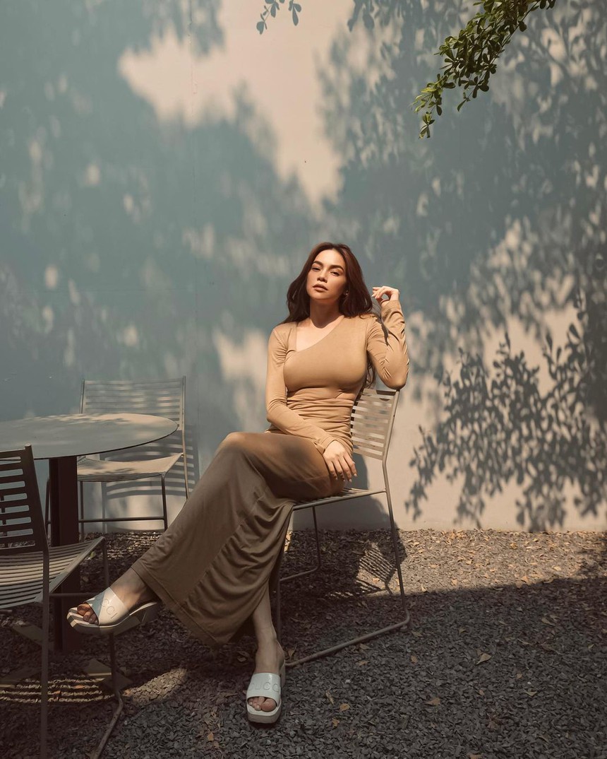 Hồ Ngọc Hà diện dép lê cỡ 10-20 triệu/ đôi, quả nhiên: Chị giàu, chị đẹp, chị là nhất  - Ảnh 1.