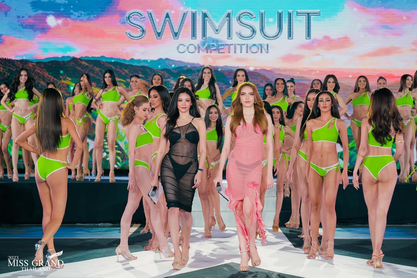 'Con gái cưng' của ông Nawat nhận 'gạch đá' vì trang phục mặc như không - Ảnh 2.