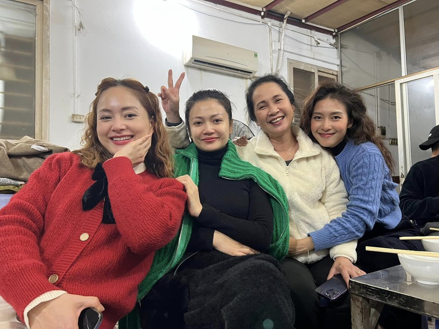 Chiêm ngưỡng nhan sắc "hội phụ nữ" trong Gia đình mình vui bất thình lình - Ảnh 1.