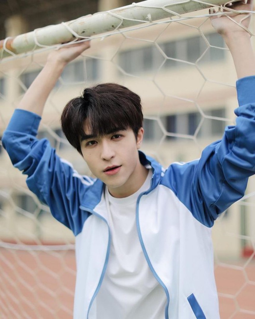 Trai đẹp xứ Thái của INTO1 thông thạo 4 thứ tiếng, gây bất ngờ với điểm HSK5 và đỗ 2 trường đại học nghệ thuật hàng đầu Trung Quốc - Ảnh 1.