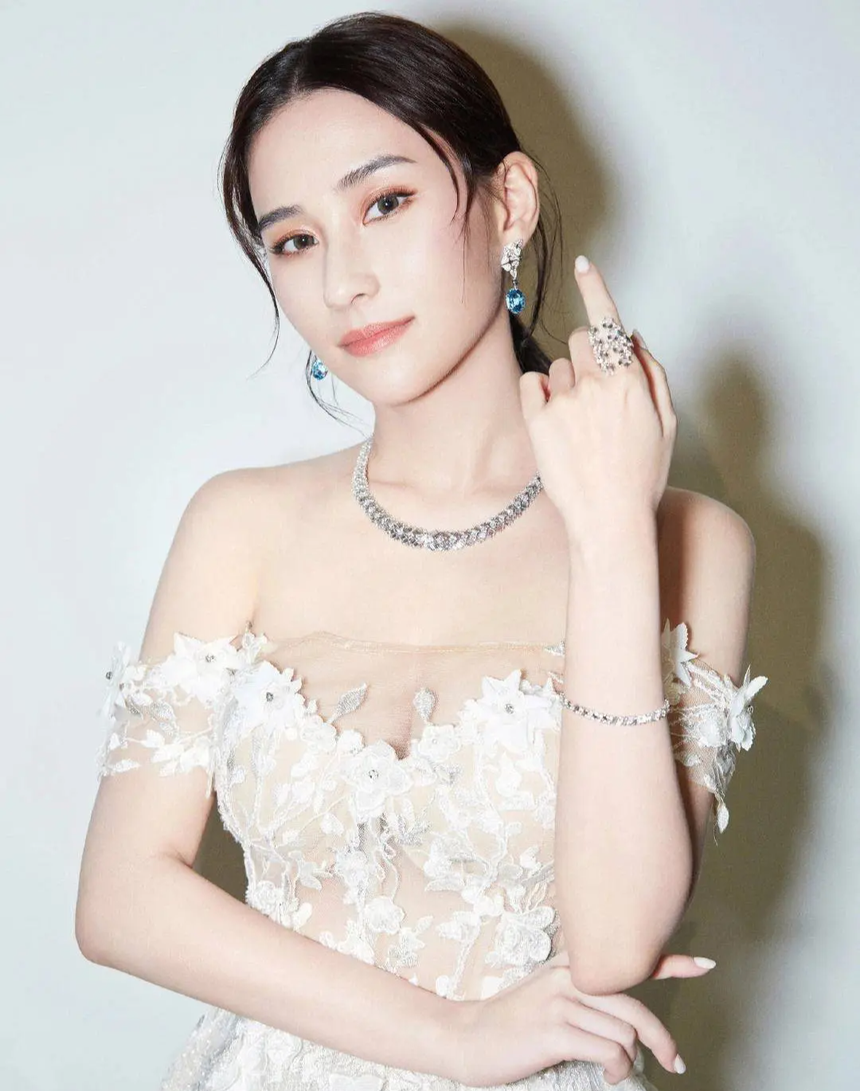 Thiên kim xinh đẹp nhất của Vua sòng bài Macau: Thuở nhỏ cứ ngỡ nhà mình nghèo, lớn lên lại phiền muộn vì nhà giàu, tìm thấy bến đỗ với nam tài tử hào hoa - Ảnh 2. Thiên kim xinh đẹp nhất của Vua sòng bài Macau: Thuở nhỏ cứ ngỡ nhà mình nghèo, lớn lên lại phiền muộn vì nhà giàu, tìm thấy bến đỗ với nam tài tử hào hoa - Ảnh 2.