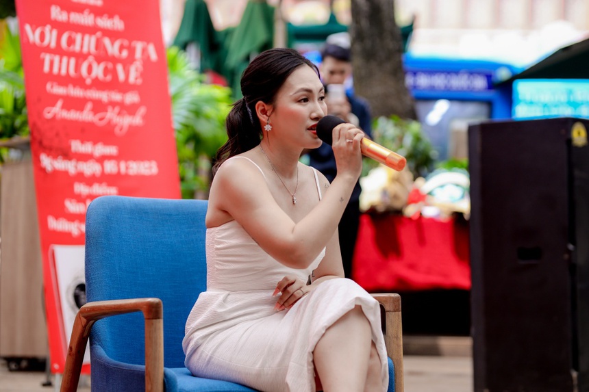 Nguyên Hà ứng biến bất ngờ khi bị yêu cầu hát live tiếng Pháp ngay giữa sự kiện - Ảnh 3.