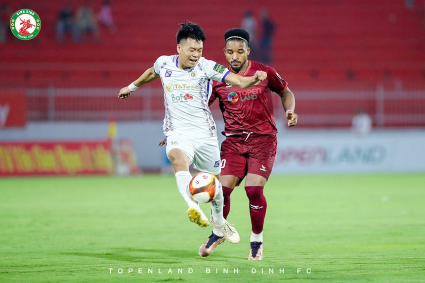 Văn Lâm hóa 'người nhện' trong ngày Rafaelson lập hat-trick nhấn chìm ĐKVĐ Hà Nội - Ảnh 3.