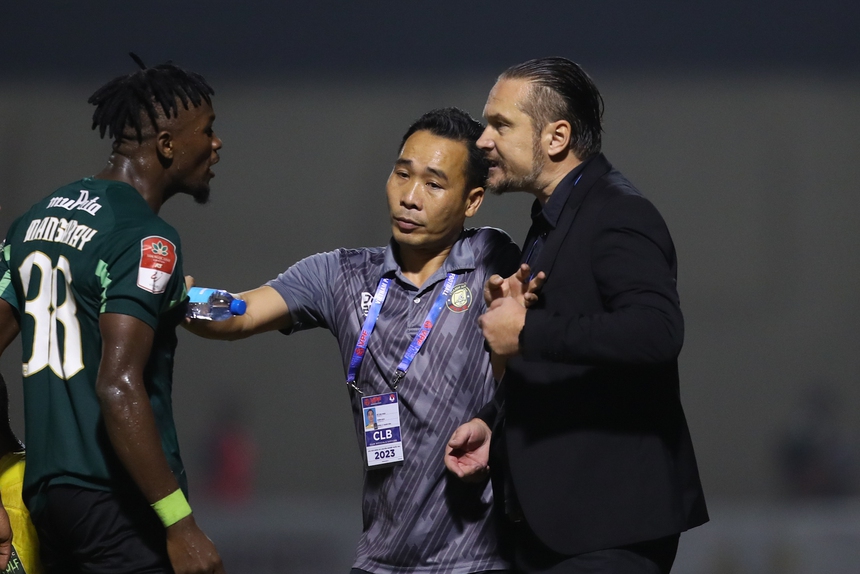 Không phàn nàn về trọng tài, HLV Vũ Tiến Thành chỉ trích HLV Thanh Hóa "thiếu chuyên nghiệp" - Ảnh 2.