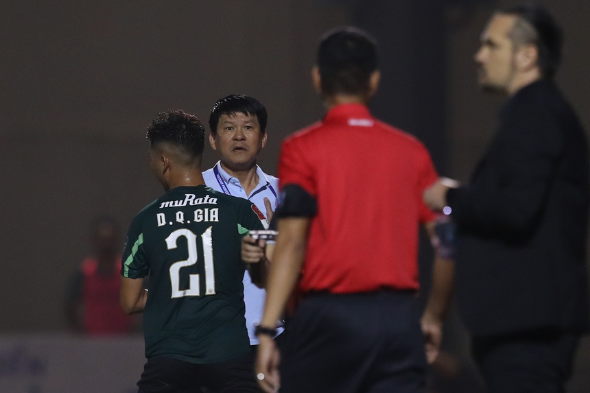 Không phàn nàn về trọng tài, HLV Vũ Tiến Thành chỉ trích HLV Thanh Hóa "thiếu chuyên nghiệp" - Ảnh 1.