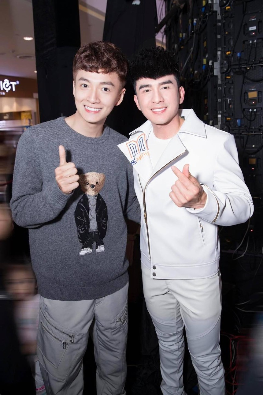 Ngô Kiến Huy không dám nhận 'hack tuổi' khi đứng cạnh nam thần này - Ảnh 1.